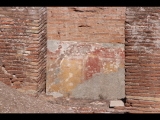 01447 ostia - regio ii - insula vi - casa dell'ercole bambino (ii,vi,3-4) - via della corporazzioni - korridor entlang raum 3 - raum ri norden - gesehen vom theater - 09-2022.jpg